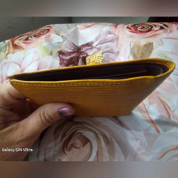 Louis Vuitton Epi fold snap wallet in Used Condition - Picture 7 of 16